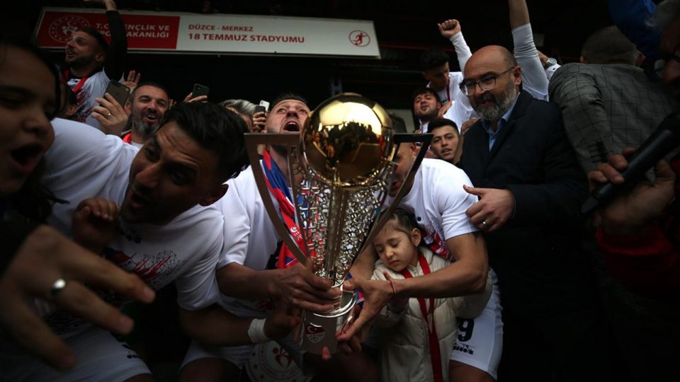 TFF 2. Lig’e yükselen Düzcespor şampiyonluk kupasına kavuştu