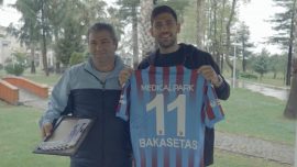 Trabzonsporlu Bakasetas, kutlamalarda çorabını alan taraftarla buluştu