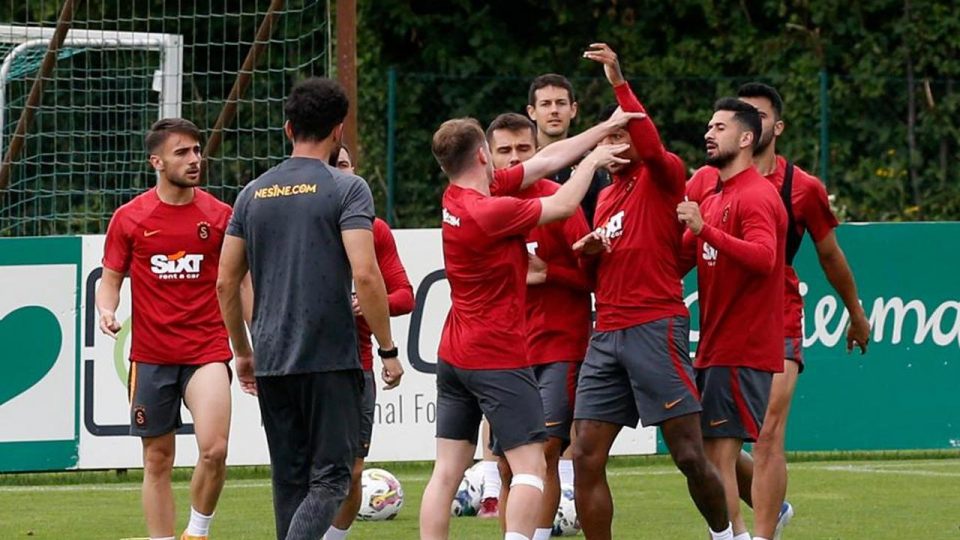 Galatasaray’da Kerem Aktürkoğlu ile Van Aanholt arasında gerginlik
