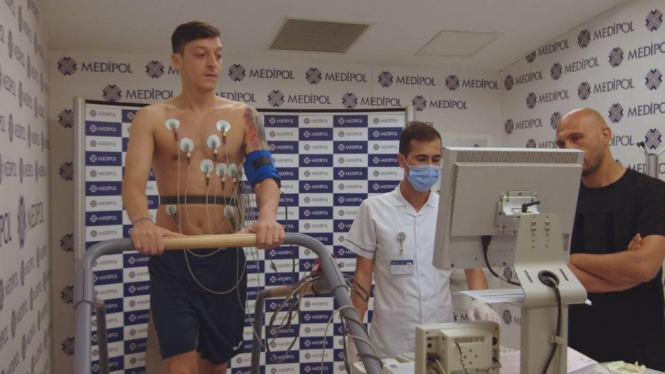 Mesut Özil sağlık kontrolünden geçti