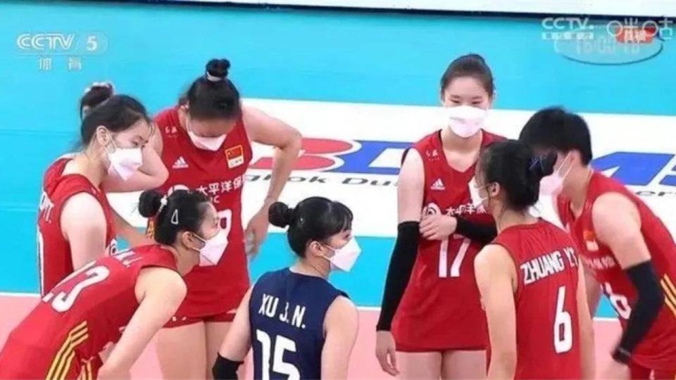 Çin federasyonu, milli maçta kadın voleybolculara maske taktırdığı için özür diledi