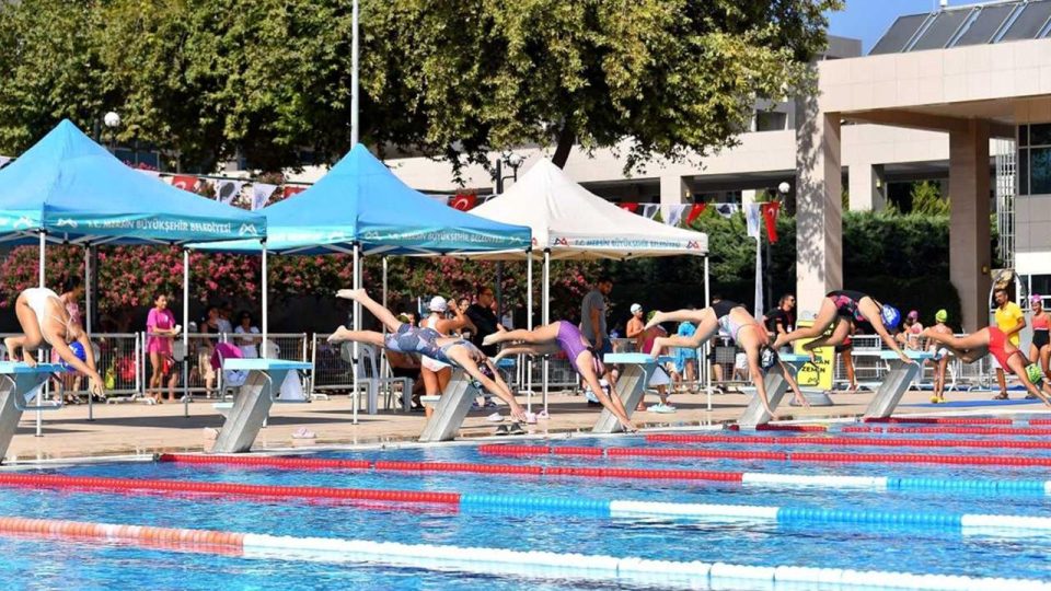 Mersin’de yüzme şenliği düzenlendi