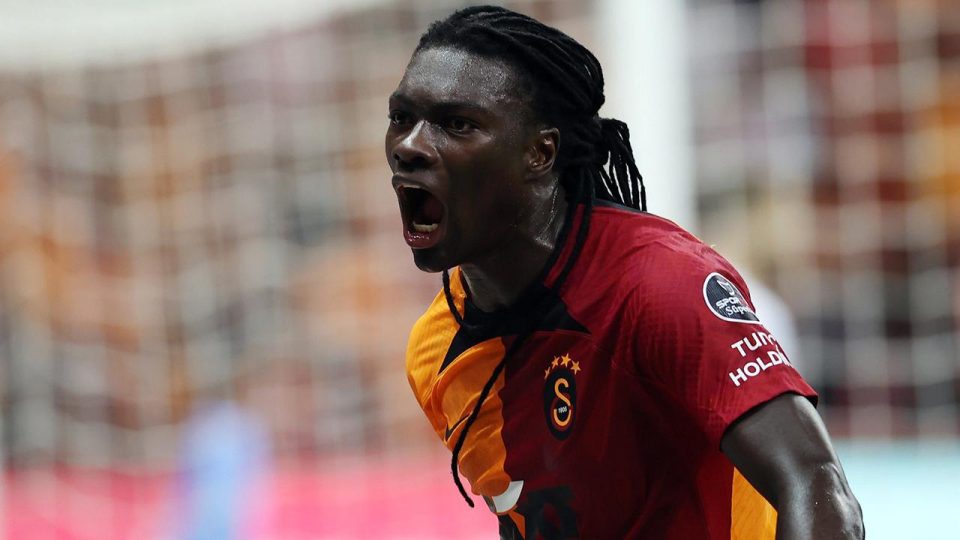 Bafetimbi Gomis hem sevindiriyor hem üzüyor
