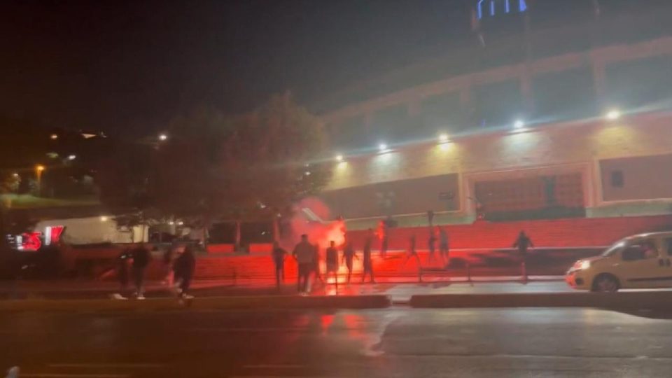 Derbi öncesi Vodafone Park’ın önünde kavga