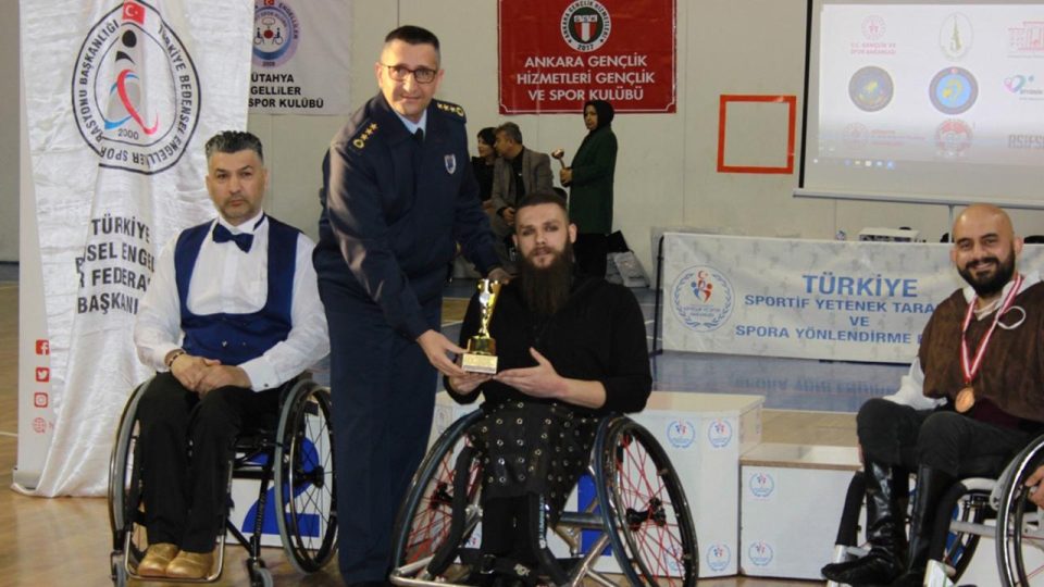 Hayatın zorluklarıyla “dans” ediyor