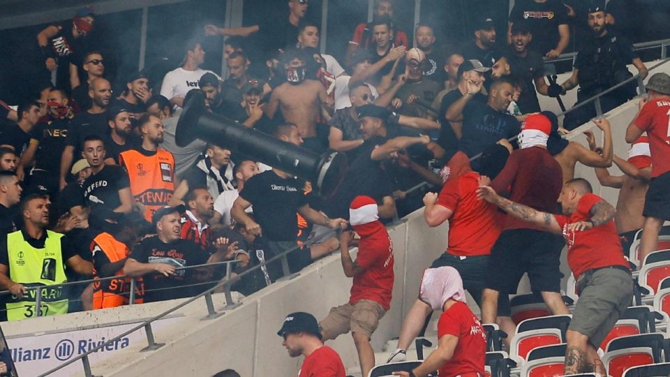 Nice- Köln maçı öncesi taraftarlar birbirine girdi: 2’si ağır 18 kişi yaralandı