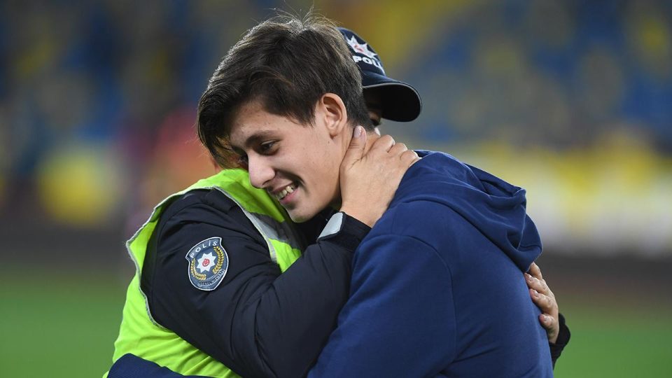 Fenerbahçeli Arda Güler sahada teyzesiyle hasret giderdi