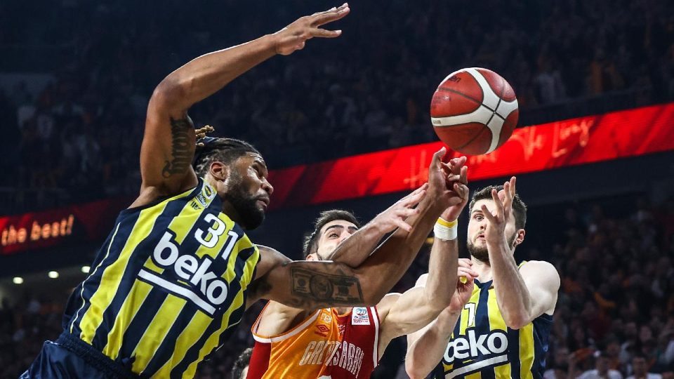 Derbide kazanan Fenerbahçe Beko