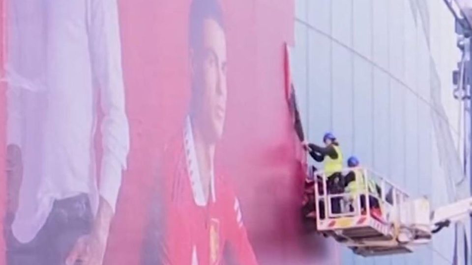 Manchester United Ronaldo’nun posterini stattan kaldırdı