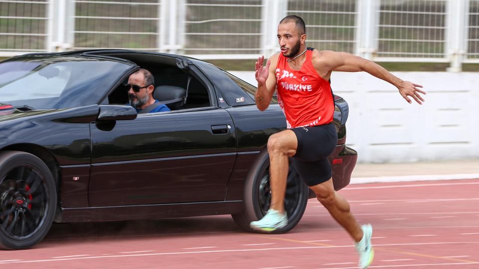 Milli rekortmen atlet spor otomobil ve motosikletle yarıştı