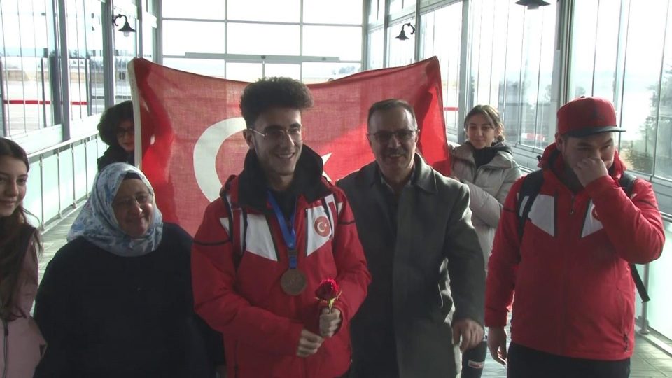 Avrupa üçüncüsü sürat patenci Furkan Akar Erzurum’da coşkuyla karşılandı