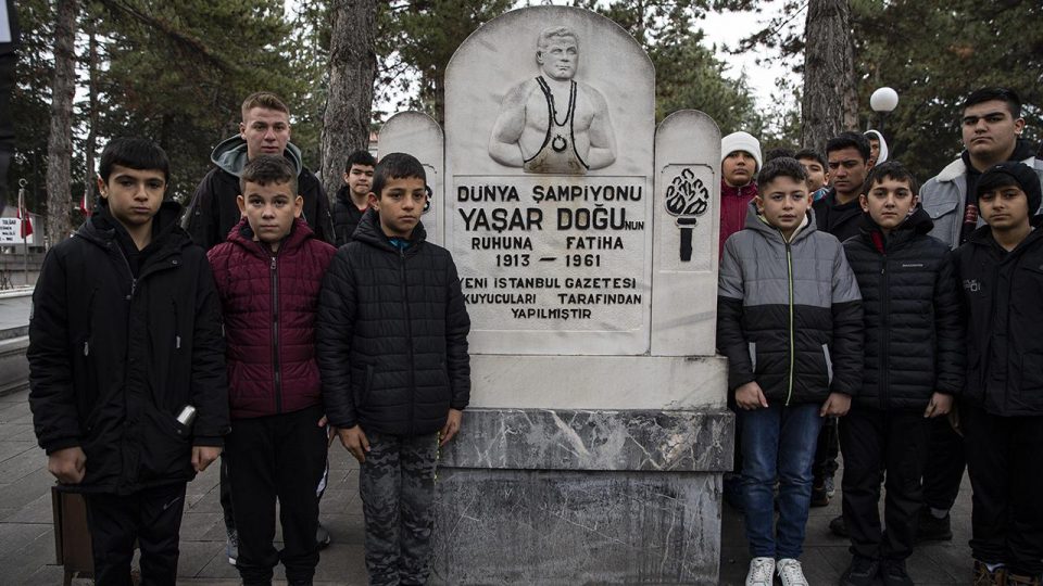 Efsane güreşçi Yaşar Doğu kabri başında anıldı