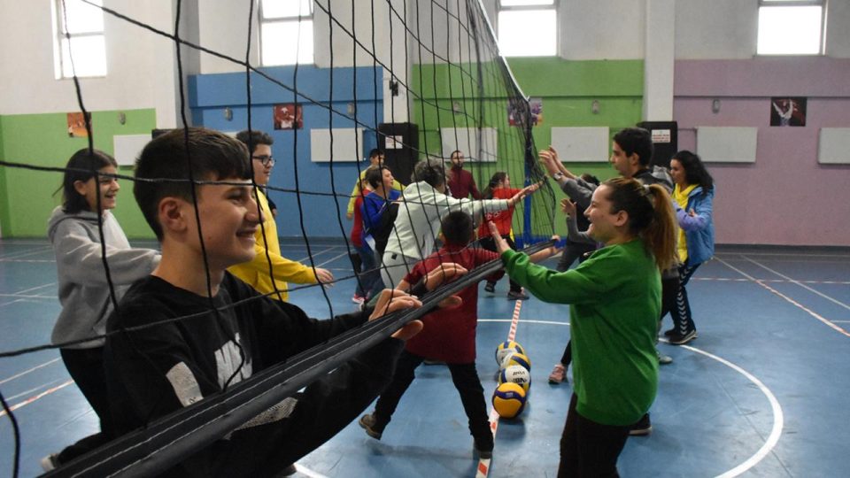 Engelliler voleybolla spor becerilerini geliştiriyor