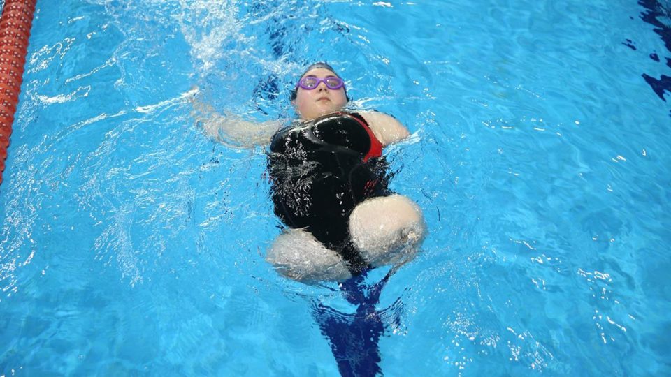 Hayata tek koluyla tutunan yüzücü Beyza Nur’un hedefi milli takım