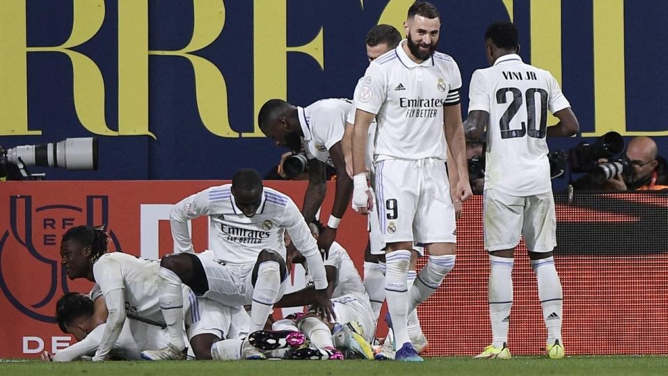 Real Madrid geriden gelerek turladı