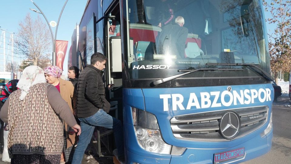 39 depremzede Trabzonspor’un takım otobüsüyle Trabzon’a geldi