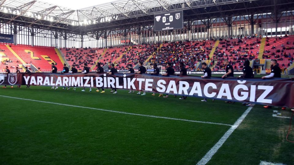 Ezeli rakiplerden deprem için örnek dayanışma