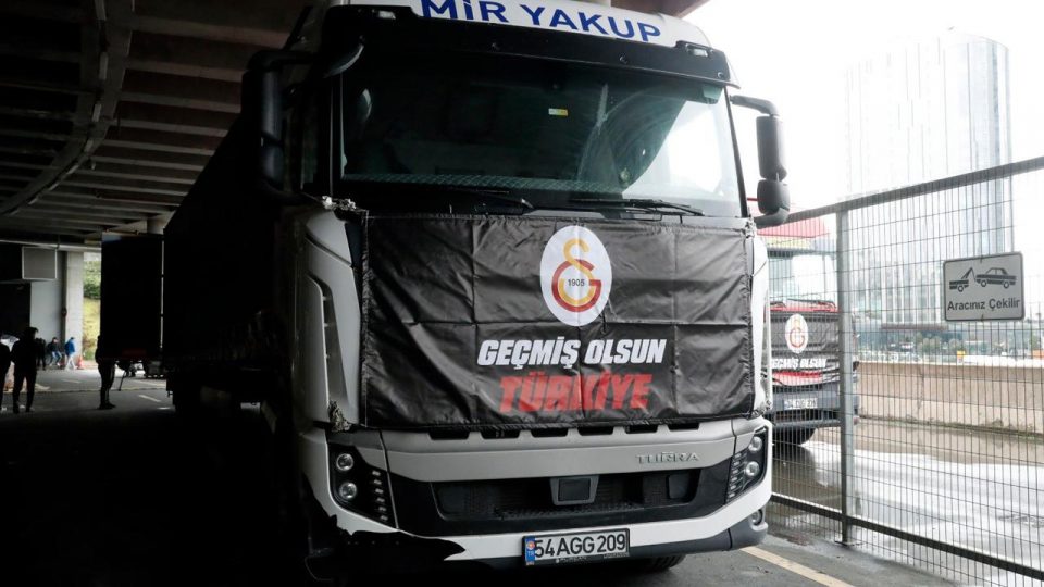 Galatasaray’da yardım malzemesi toplama çalışmaları devam ediyor