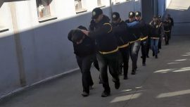 Hasarlı binalarda hırsızlık yapan 10 kişi tutuklandı