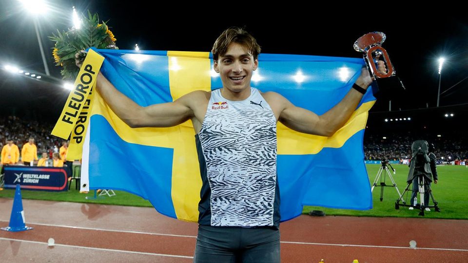 İsveçli atlet Duplantis sırıkla atlamada dünya rekorunu geliştirdi