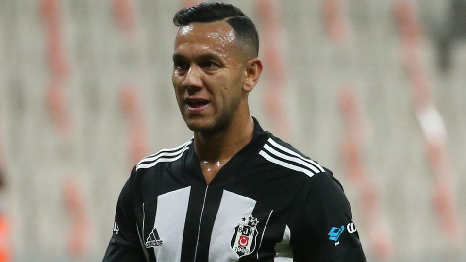 Josef de Souza depremzede Arda’ya formasını götürdü
