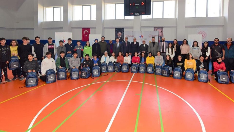 Osmaniye’de sporculara malzeme desteği