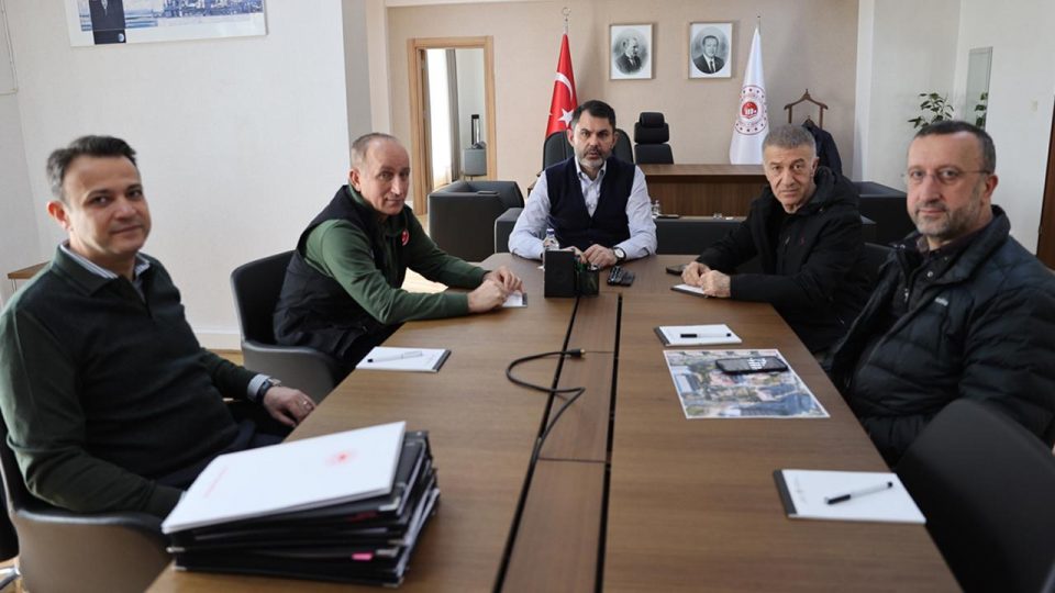 Trabzonspor Başkanı Ahmet Ağaoğlu’ndan deprem bölgesine ziyaret