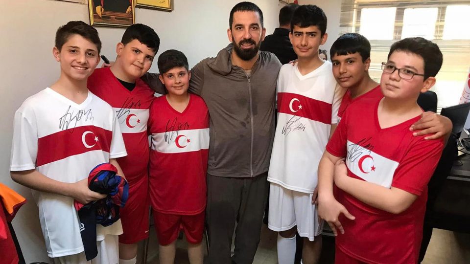 Arda Turan depremzedeler için sahalara döndü