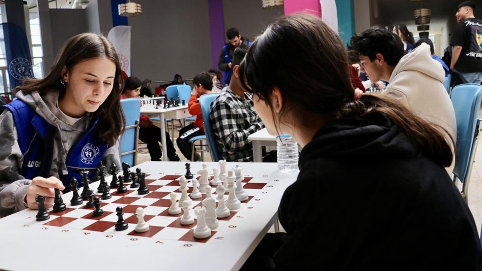 Depremzede çocuk ve gençlere satranç eğitimi veriliyor