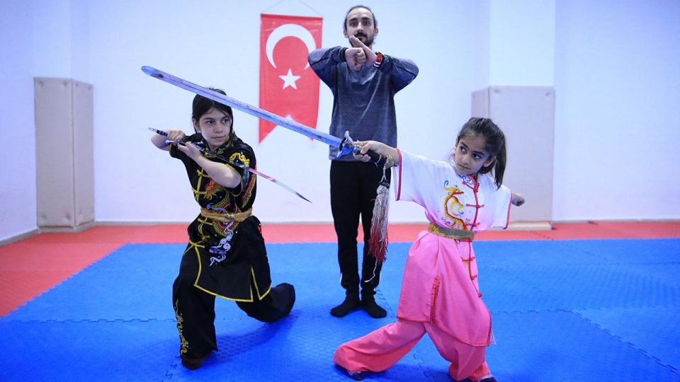 Depremzede kardeşler wushuda madalyalara ulaştı