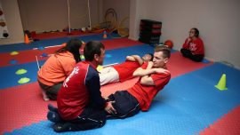 Rakip kulüp antrenman salonunun kapılarını depremzede özel sporculara açtı