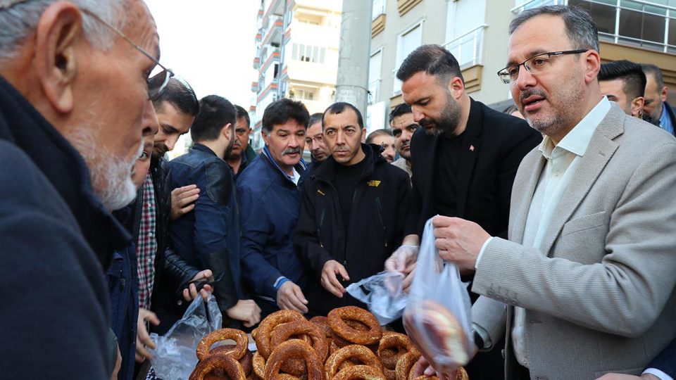 Bakan Kasapoğlu İzmir’de vatandaşlarla bayramlaştı