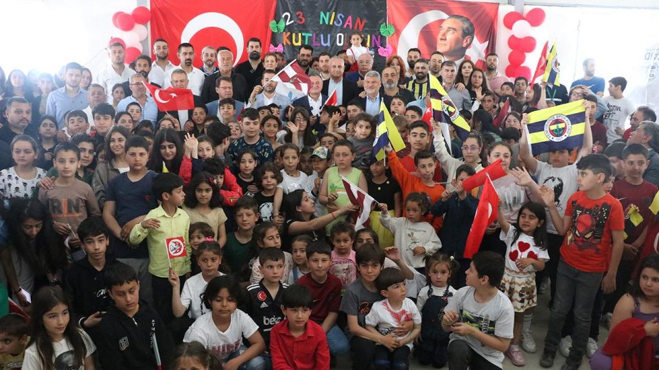 Fenerbahçe gönüllüleri Hataylı depremzede çocuklarla buluştu