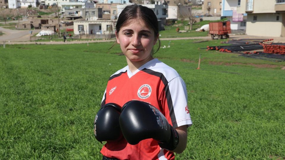 Kick boks şampiyonu Meyrama Çelebi köyündeki kızlara örnek olmak istiyor