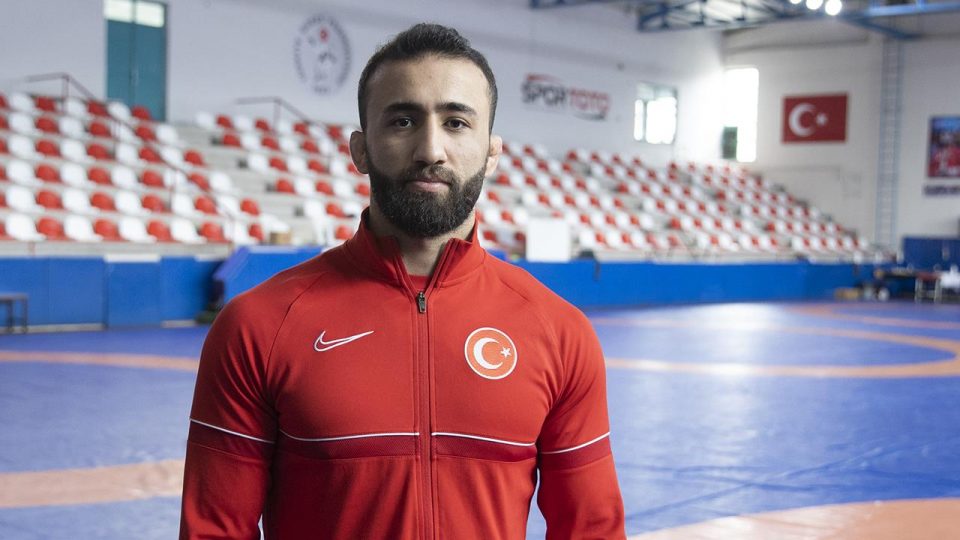 Milli güreşçi Burhan Akbudak depremzedeler için güreşecek