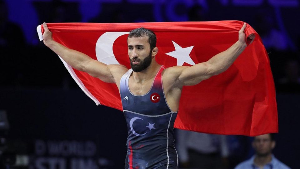 Milli güreşçi Burhan Akbudak finalde