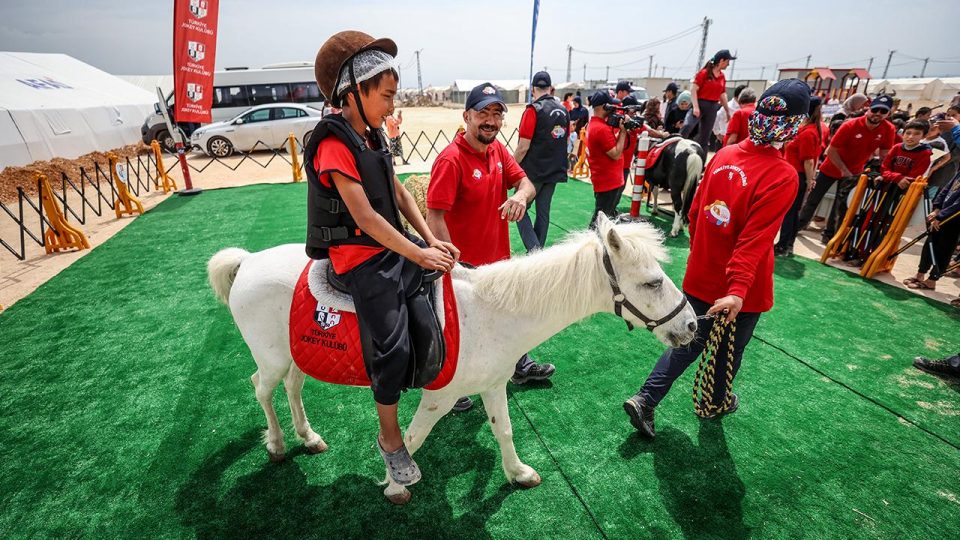 Pony atlar çadır kentin çocuklarına moral oluyor