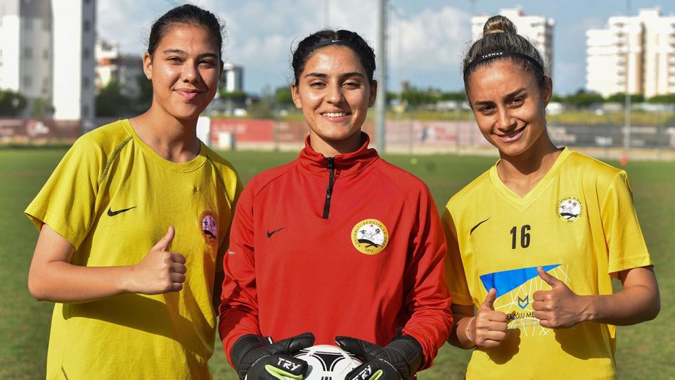 Depremzede kadın futbolcular hayallerine top koşturuyor