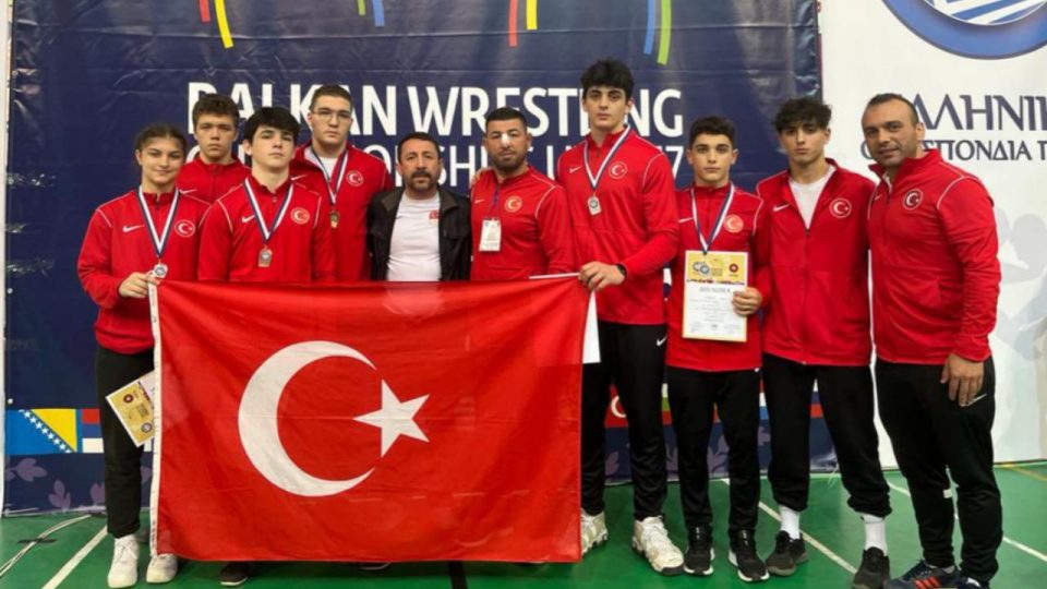 Milli güreşçilerden 5 madalya