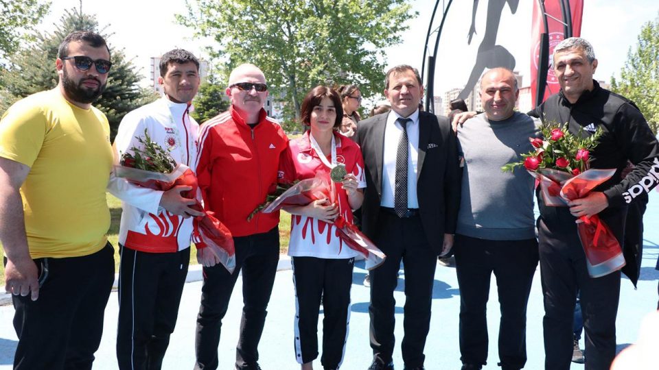 Milli sporcular Tayland’dan altın madalya ile döndü