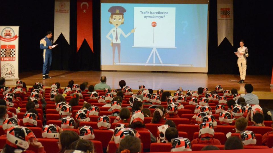 Öğrencilere trafik ve yol güvenliği eğitimi verildi
