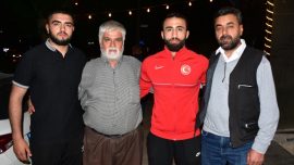 Şampiyon güreşçi Akbudak depremde hayatını kaybeden güreşçinin ailesini ziyaret etti