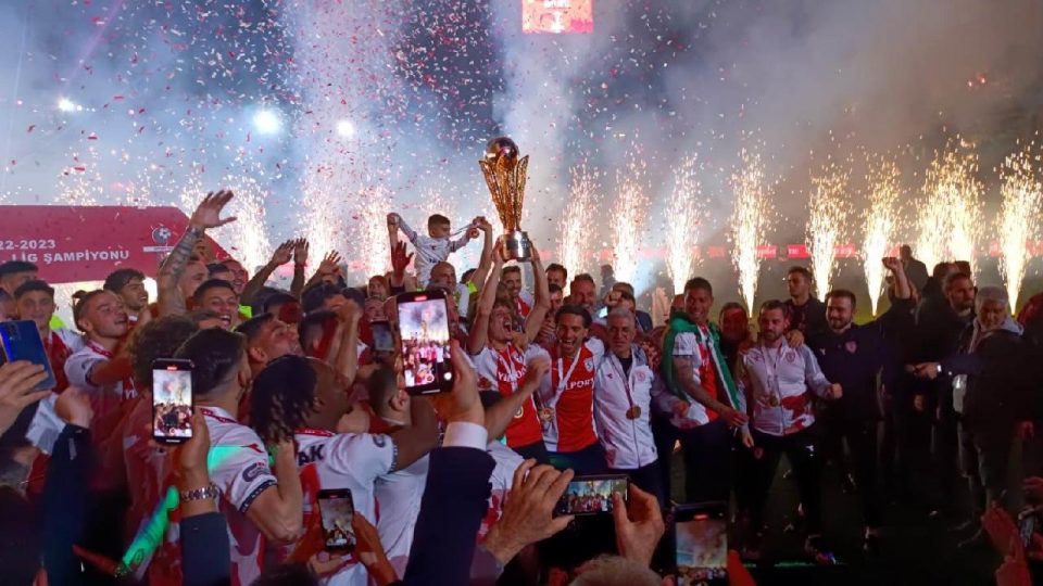 Samsunspor kupayı kaldırdı