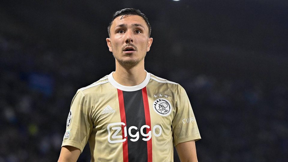 Taraftara fiziksel şiddette bulunan Ajaxlı Steven Berghuis özür diledi