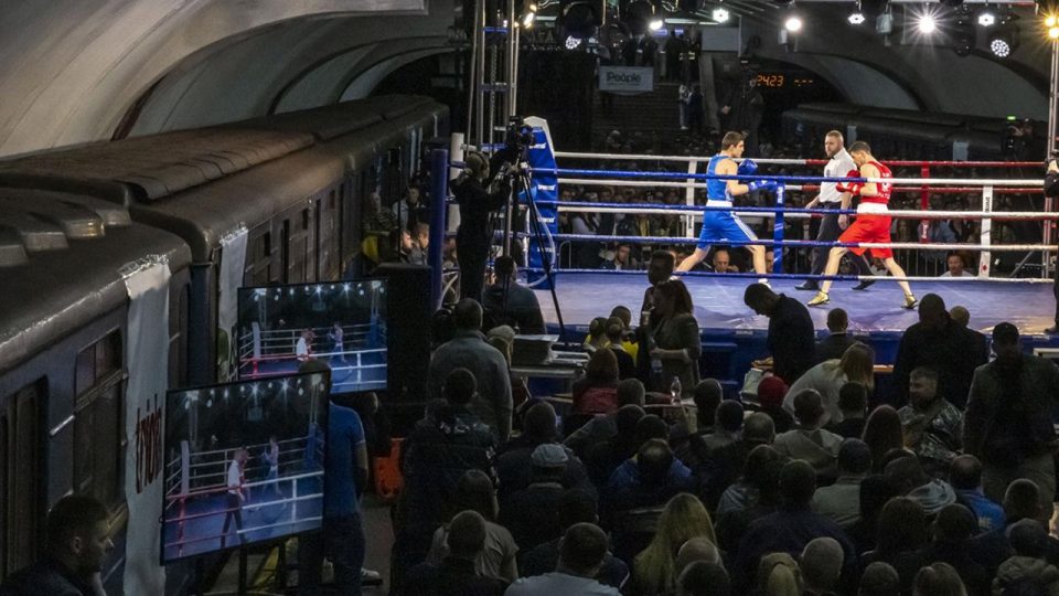 Ukrayna’da boks turnuvası metro istasyonunda yapıldı