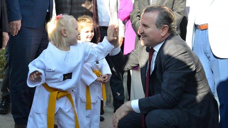 Bakan Osman Aşkın Bak öğrencileri GSB spor okullarına davet etti