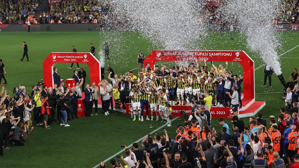 Fenerbahçe kupasını aldı