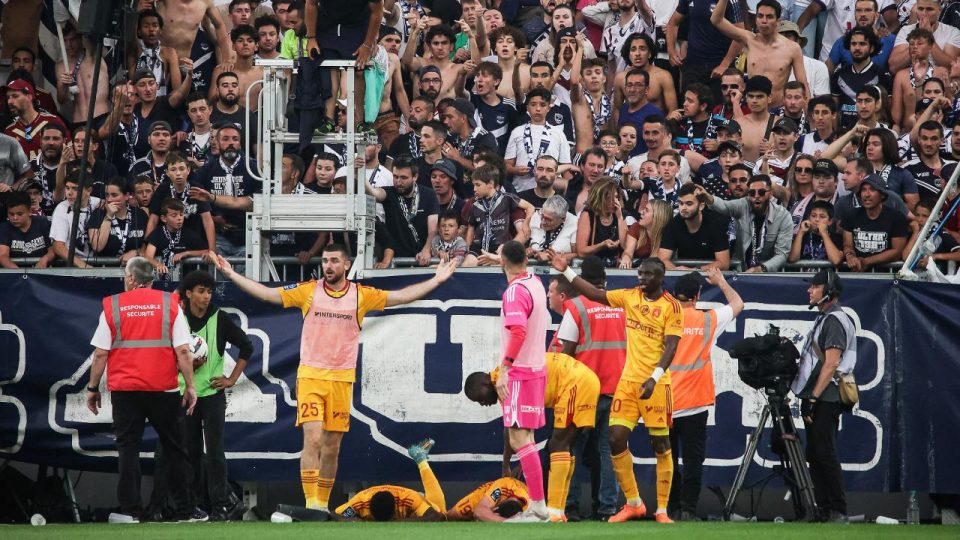 Fransa’da Bordeaux-Rodez maçı taraftarın futbolcuya saldırması nedeniyle tatil edildi