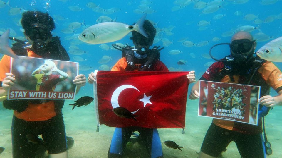 Galatasaray taraftarları şampiyonluğu deniz dibinde kutladı