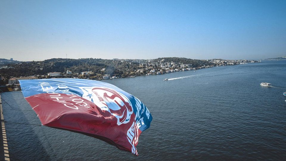 Kadın Futbol Süper Ligi şampiyon ABB FOMGET’in bayrağı Boğaz’daki köprülere asıldı